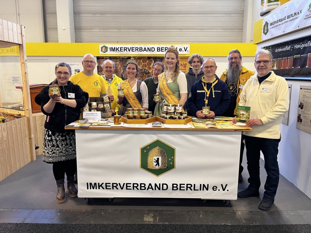 Besuch der Honigköniginnen am Stand des Imkerverband Berlin e.V.