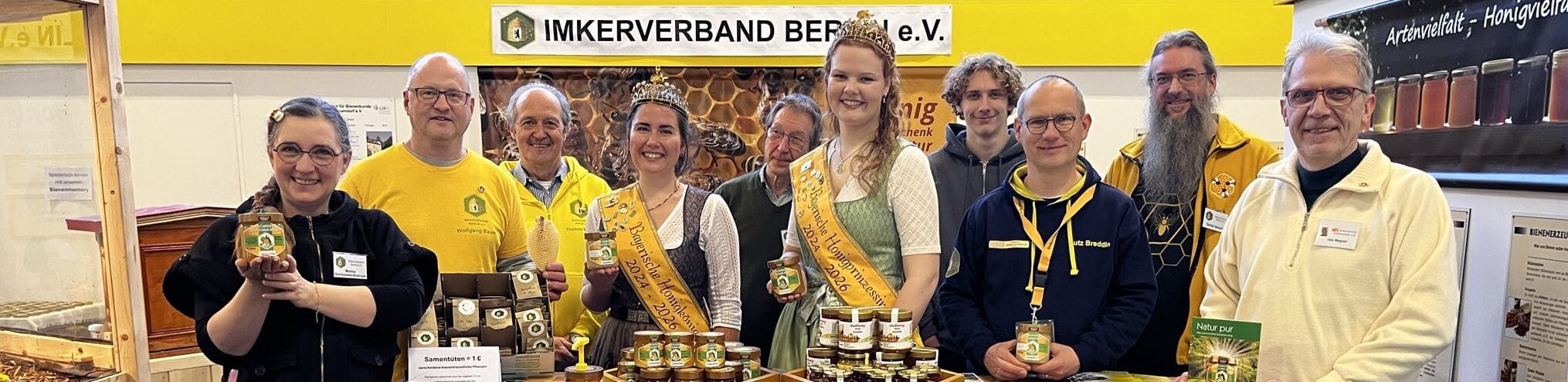 Besuch der Honigköniginnen am Stand des Imkerverband Berlin e.V.