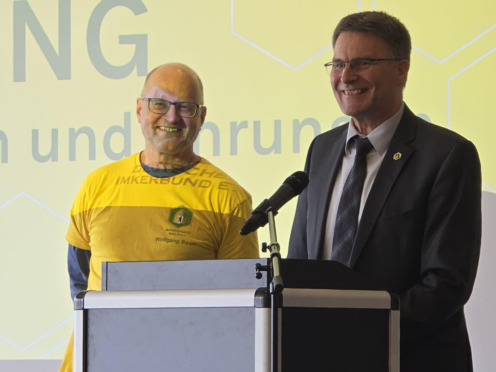 Wolfgang Baum und DIB-Präsident Torsten Ellmann auf dem Deutschen Imkertag in Bremen